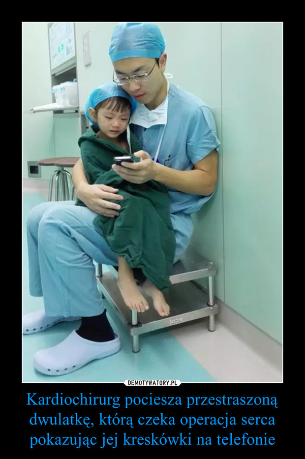 Kardiochirurg pociesza przestraszoną dwulatkę, którą czeka operacja serca pokazując jej kreskówki na telefonie