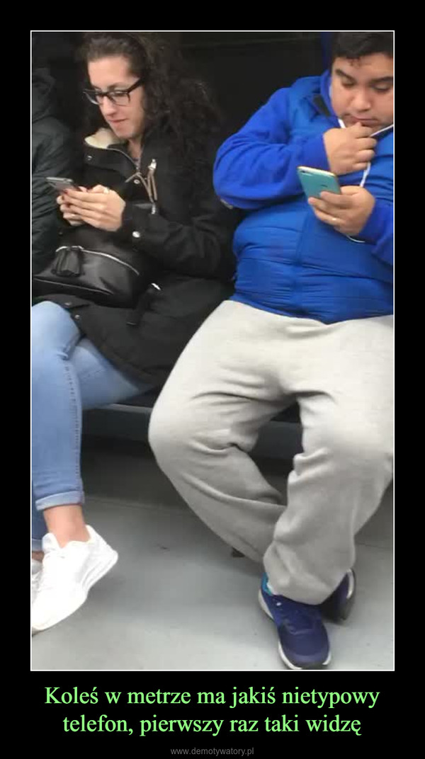 Koleś w metrze ma jakiś nietypowy telefon, pierwszy raz taki widzę –  