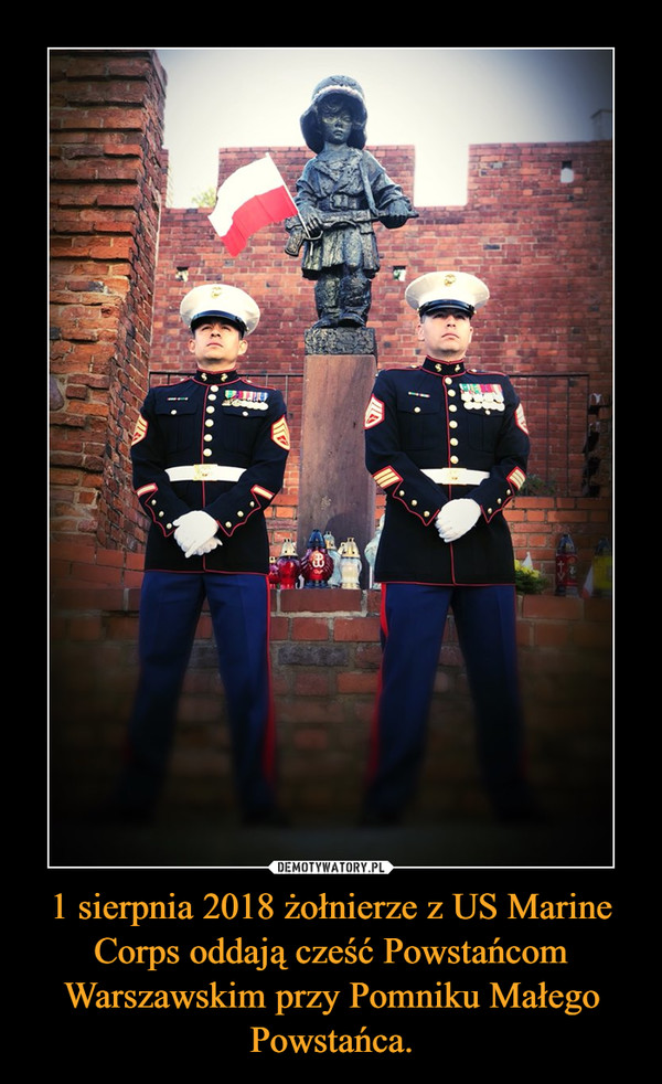 1 sierpnia 2018 żołnierze z US Marine Corps oddają cześć Powstańcom Warszawskim przy Pomniku Małego Powstańca.