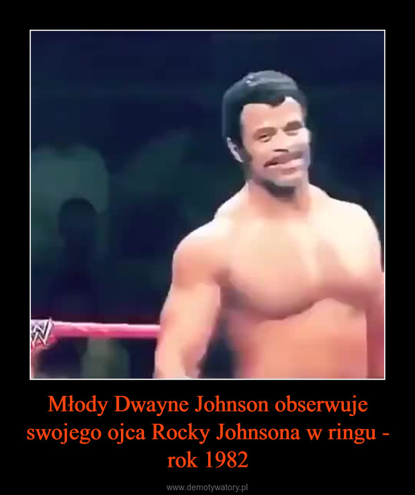 Młody Dwayne Johnson obserwuje swojego ojca Rocky Johnsona w ringu - rok 1982 –  