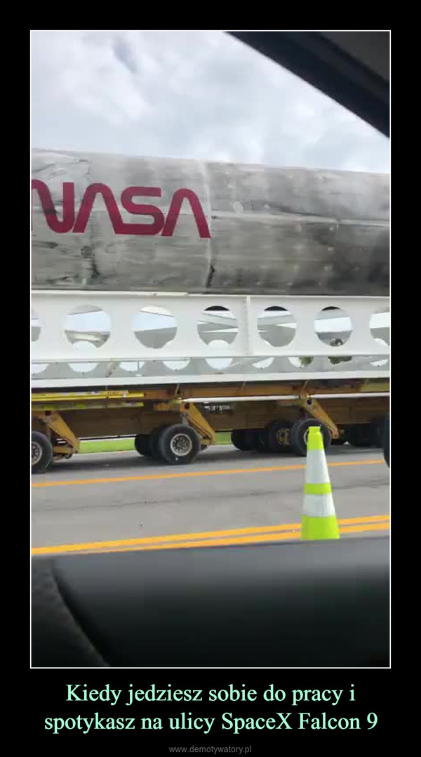 Kiedy jedziesz sobie do pracy i spotykasz na ulicy SpaceX Falcon 9 –  