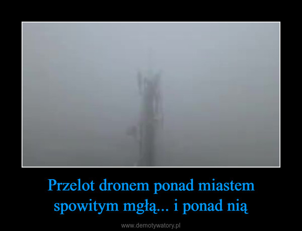 Przelot dronem ponad miastem spowitym mgłą... i ponad nią –  