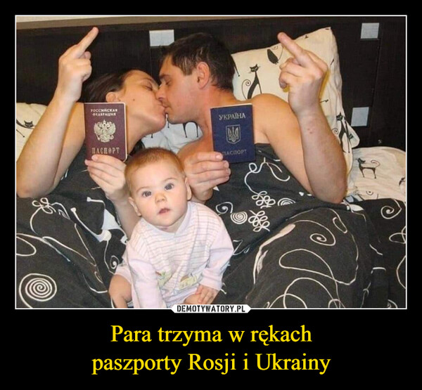 Para trzyma w rękachpaszporty Rosji i Ukrainy –  