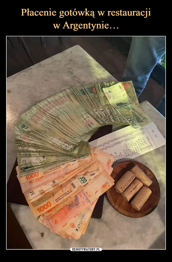 Płacenie gotówką w restauracji
w Argentynie…