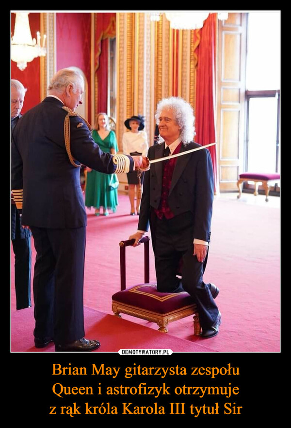 Brian May gitarzysta zespołu
Queen i astrofizyk otrzymuje
z rąk króla Karola III tytuł Sir