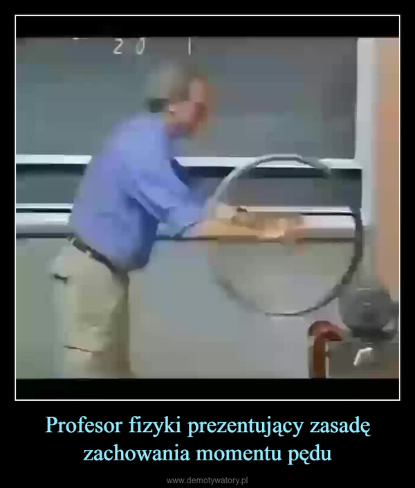 Profesor fizyki prezentujący zasadę zachowania momentu pędu –  20