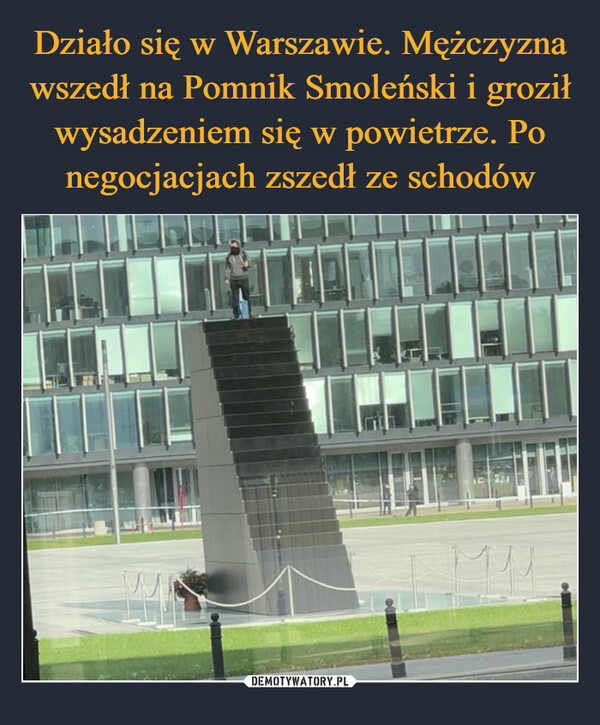 Działo się w Warszawie. Mężczyzna wszedł na Pomnik Smoleński i groził wysadzeniem się w powietrze. Po negocjacjach zszedł ze schodów