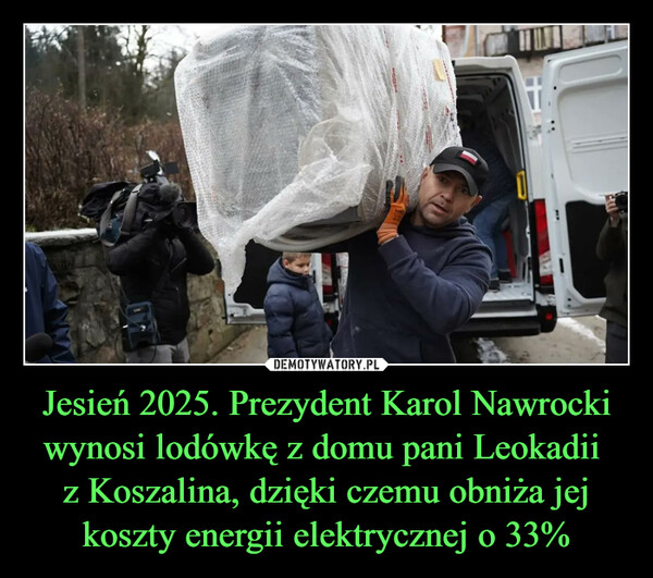 Jesień 2025. Prezydent Karol Nawrocki wynosi lodówkę z domu pani Leokadii z Koszalina, dzięki czemu obniża jej koszty energii elektrycznej o 33% –  